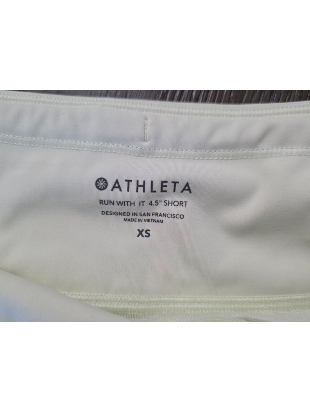 Athleta Run With It 4.5" Shorts in XS - Picture 3 of 3